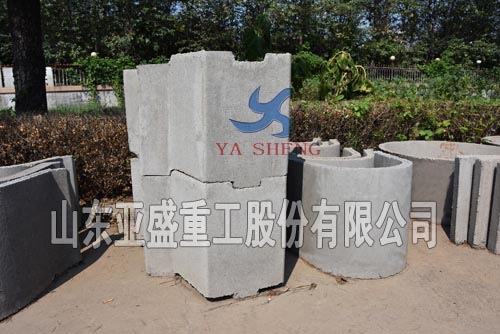 江西高安客戶使用LZYC-3型成型機生產承插口梯形構件